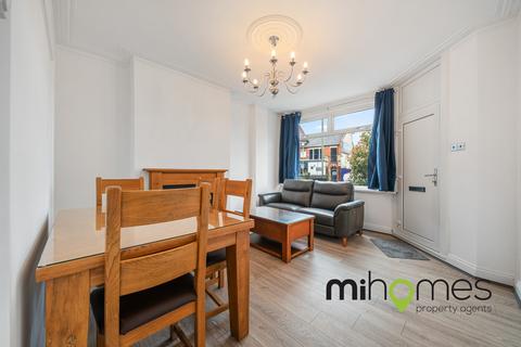 2 bedroom ground floor maisonette to rent, High Road, London