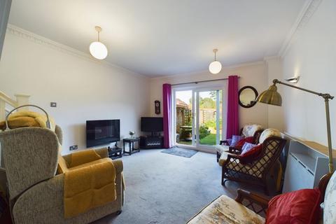 2 bedroom maisonette for sale, Meade Court, Walton on the Hill