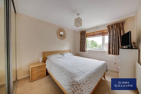 2 bedroom apartment to rent, Hall Close, Ealing