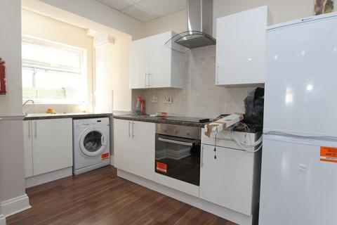 2 bedroom flat to rent, Green Lanes, Palmers Green N13