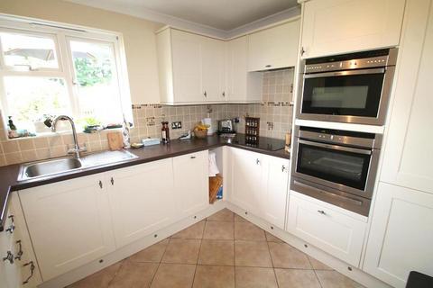 2 bedroom property to rent, Tanners Mead, Staplefield