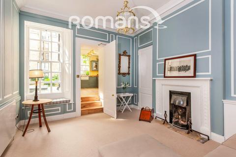 2 bedroom flat to rent, North Parade