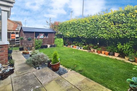 2 bedroom bungalow to rent, Barton Close, Thrusthorpe