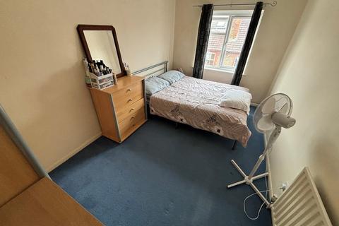 2 bedroom apartment to rent, Drummond Road