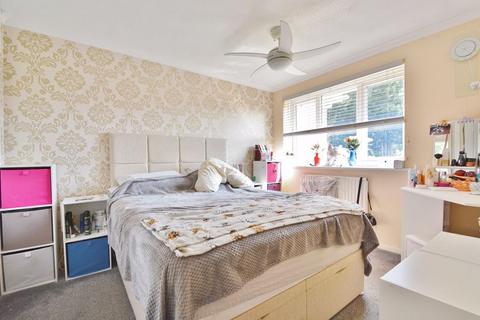 16 Cavalier Road, Thame, OX9 3TP