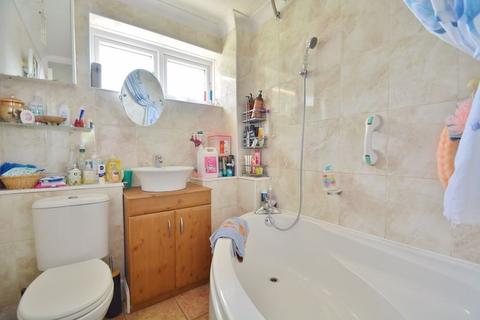 16 Cavalier Road, Thame, OX9 3TP