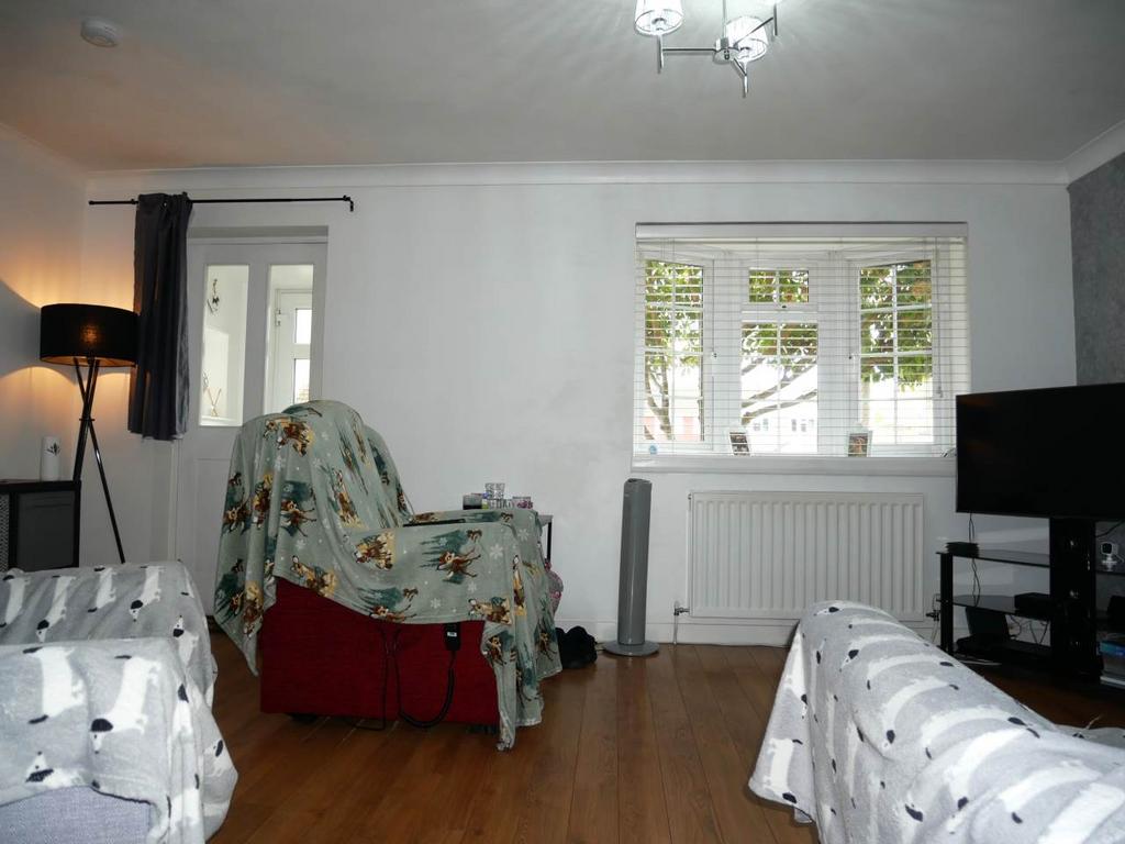 Macklands Way, Rainham, 3 bed terraced house £1,400 pcm (£323 pw)