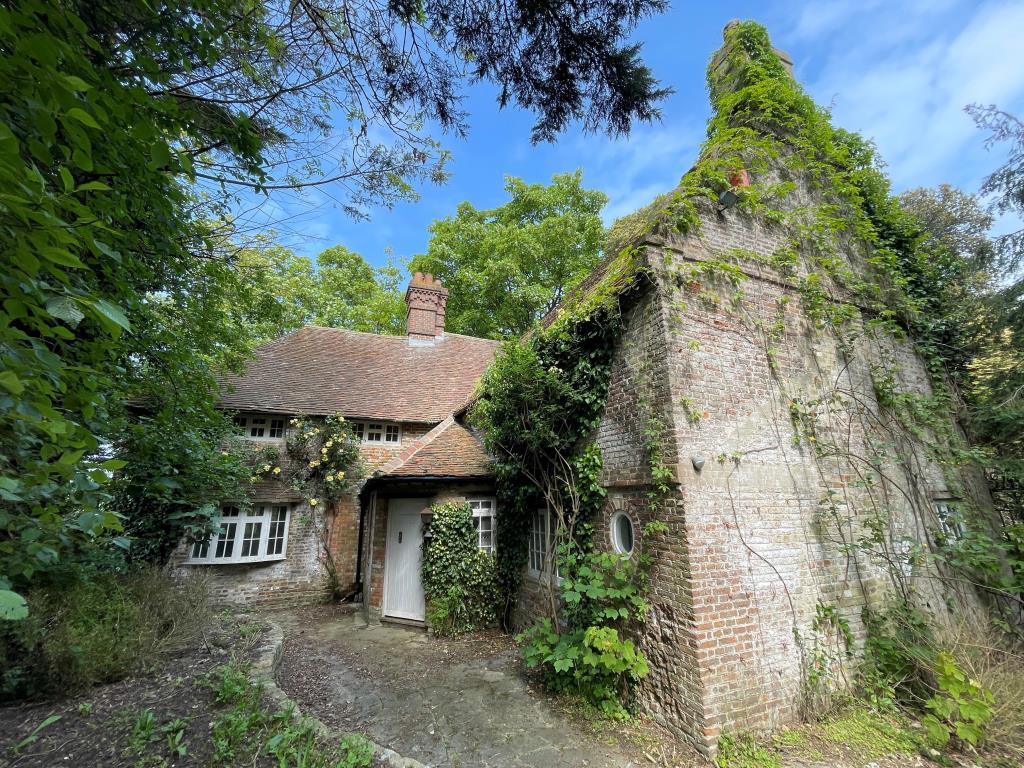 Detached period property in secluded location