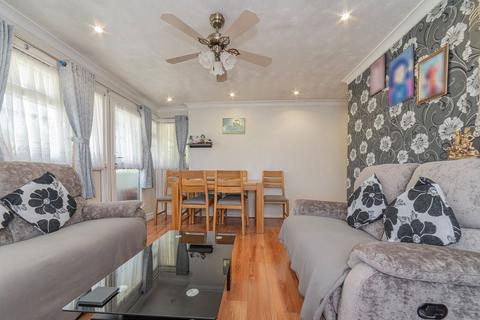 2 bedroom flat for sale, Bramble Close, Croydon
