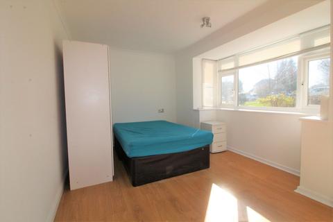 3 bedroom maisonette to rent, Gerrards Close, London
