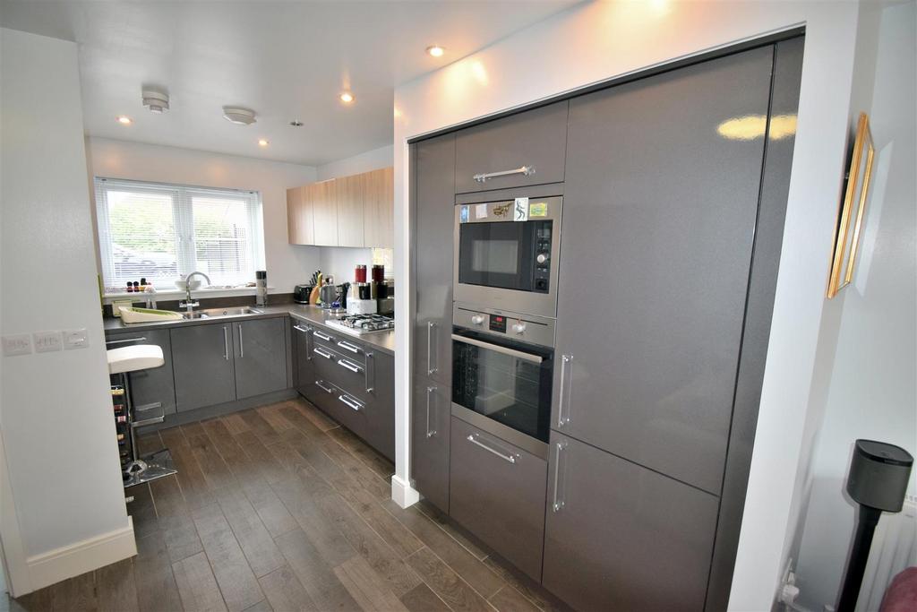 Kitchen / Dining Area