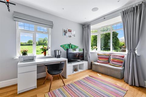 97 Downs Road, Epsom, KT18 5JT
