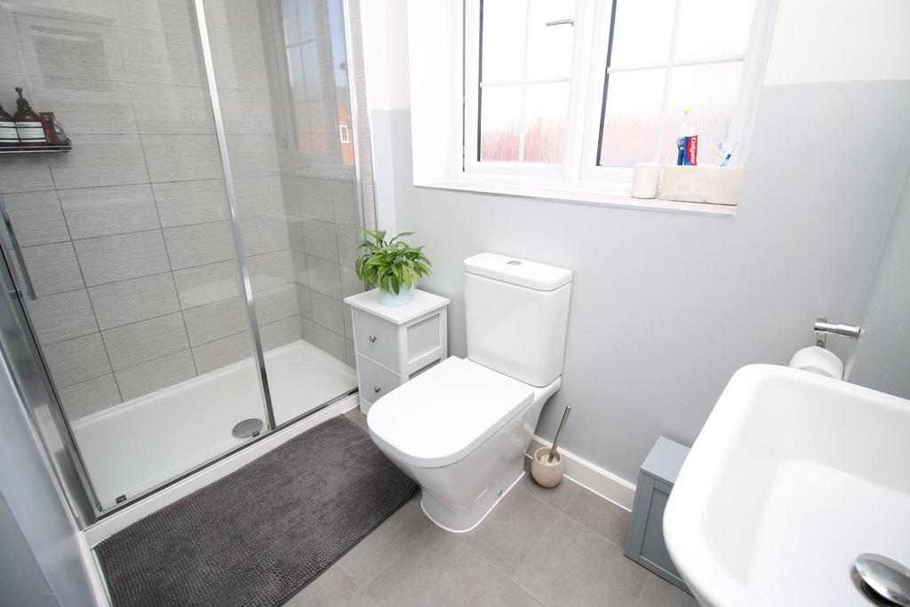 10 - ensuite.JPG