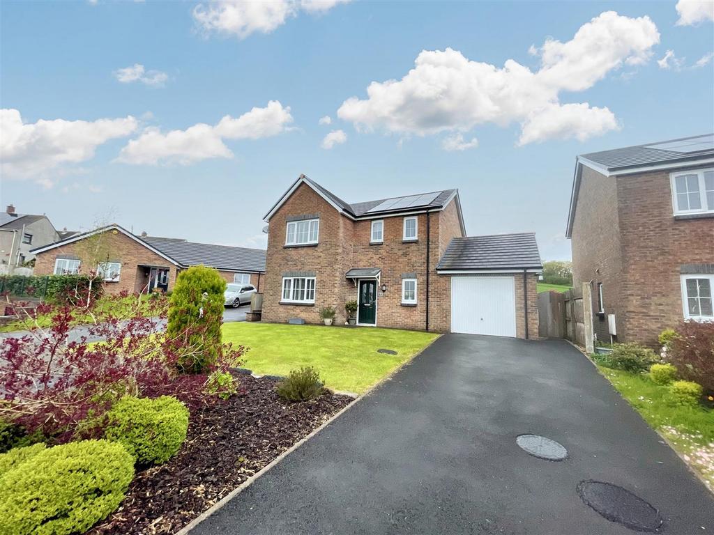 Maes Y Llewod, Bancyfelin, Carmarthen 3 bed detached house for sale £