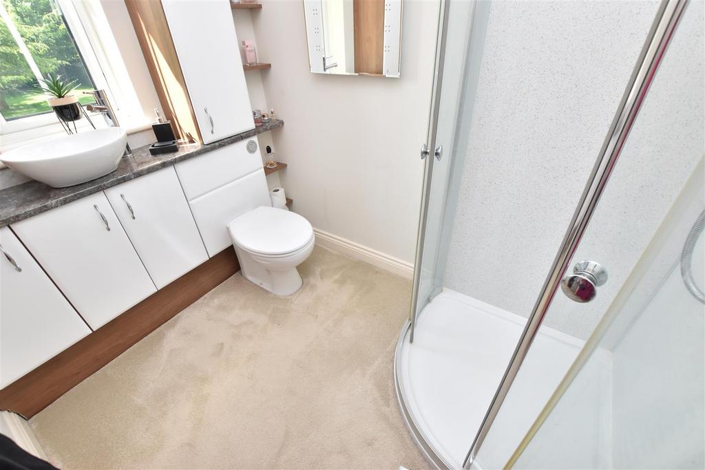 En suite shower room/wc