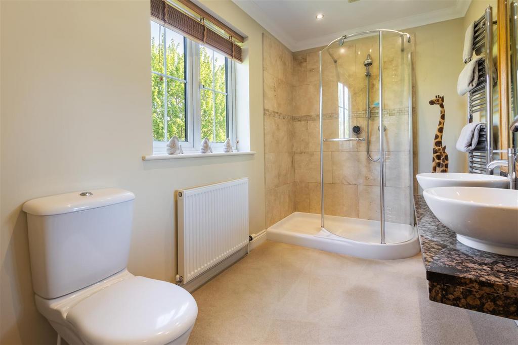 En suite shower room/wc