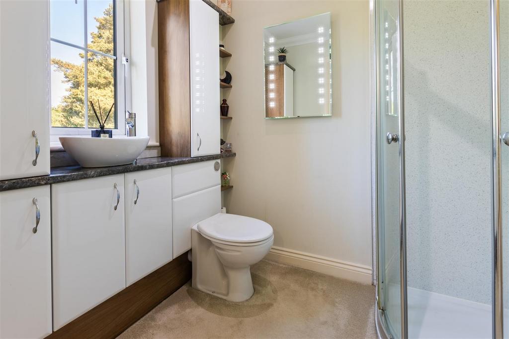 En suite shower room/wc