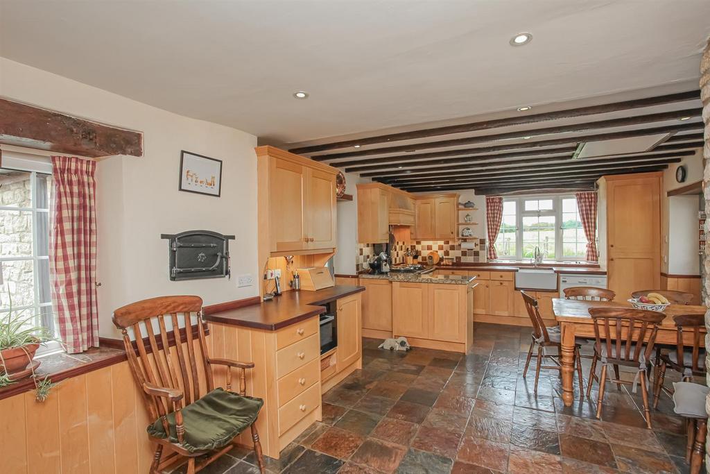 Kitchen 2.jpg