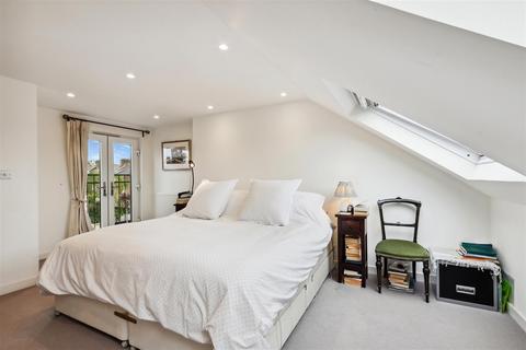 5 Cornwall Grove, London, W4 2LB