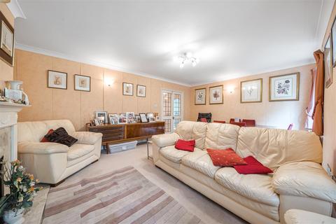 4 Larken Close, Bushey, WD23 1AY