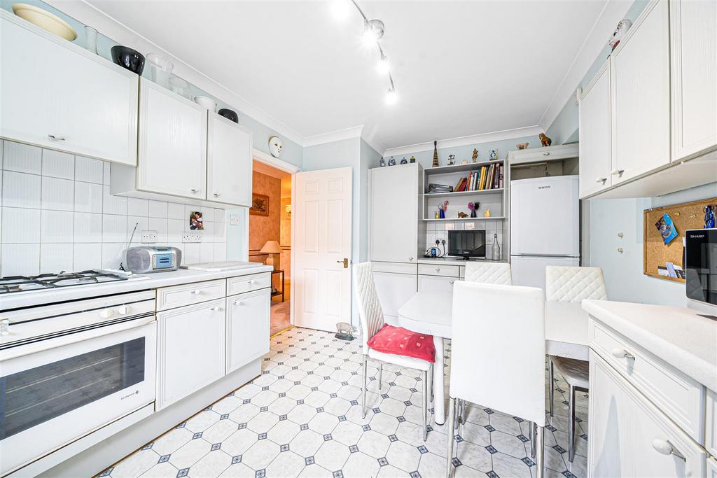 Kitchen/Breakfast Room: