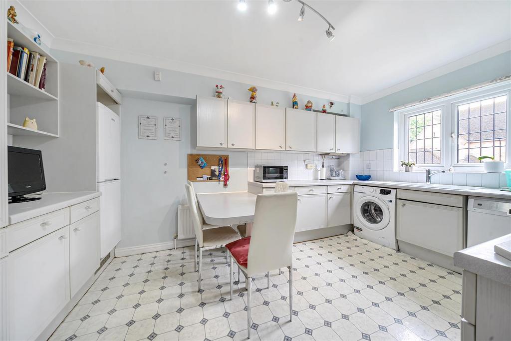 Kitchen/Breakfast Room: