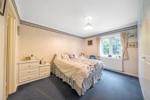 4 Larken Close, Bushey, WD23 1AY