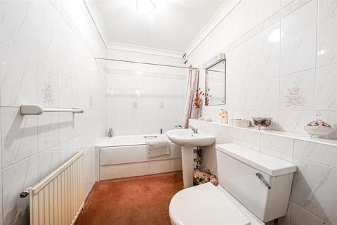 4 Larken Close, Bushey, WD23 1AY