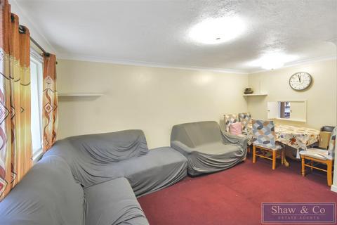 2 bedroom flat for sale, Memorial Close, Hounslow TW5