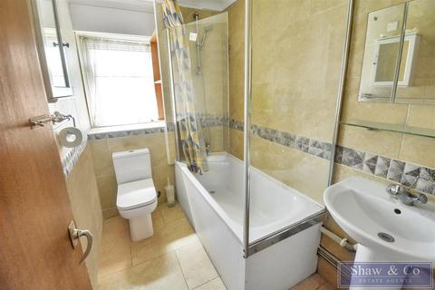 2 bedroom flat for sale, Memorial Close, Hounslow TW5