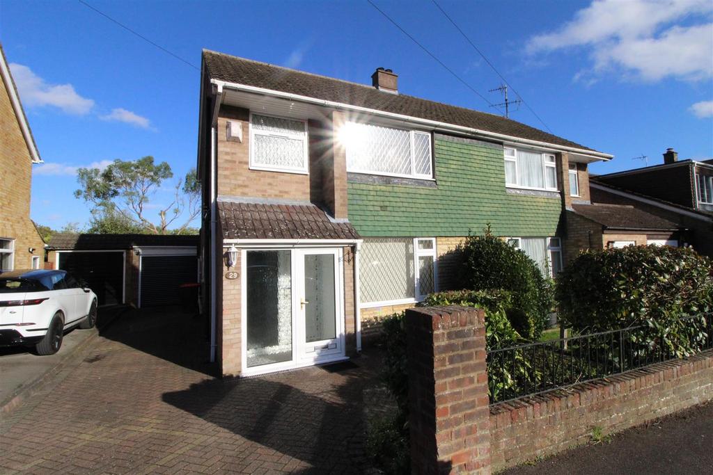 Dalling Drive, Houghton Regis, Dunstable 3 bed property £1,400 pcm (£