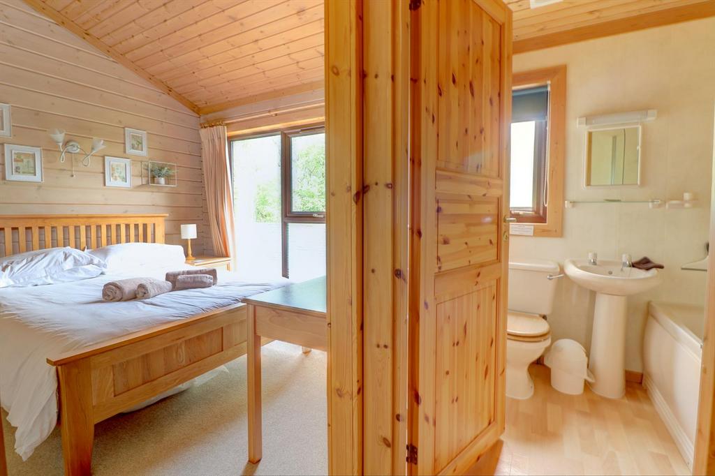 Bedroom 1 and en suite bath.jpg