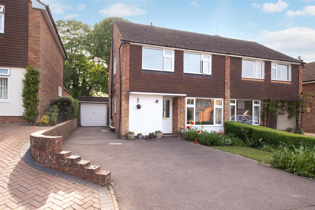 Daubeney Close, Harlington, Dunstable 3 bed semidetached house for