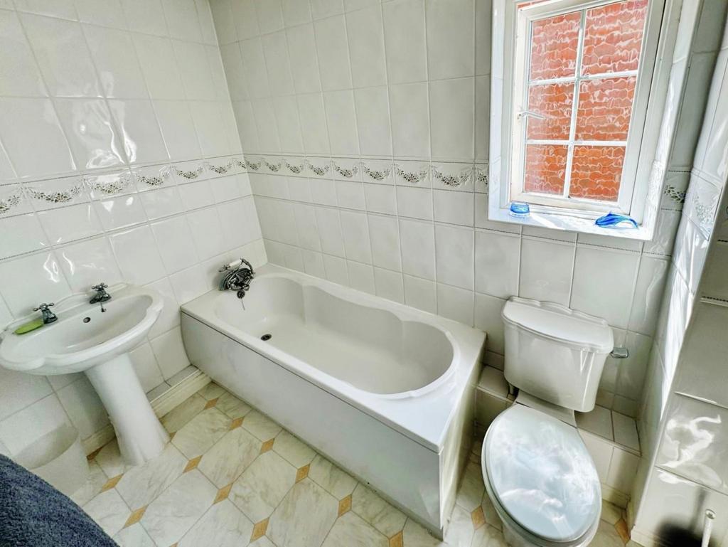3f657976-Bathroom.jpg
