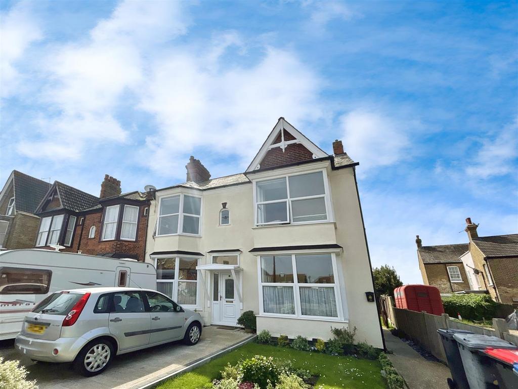 Beltinge Road, Herne Bay 2 bed apartment to rent £1,250 pcm (£288 pw)