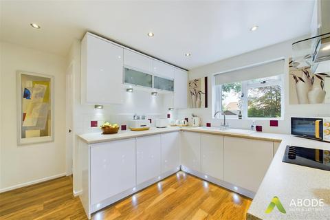 4 Skylark Close, Uttoxeter, ST14 8UA