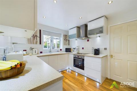 4 Skylark Close, Uttoxeter, ST14 8UA