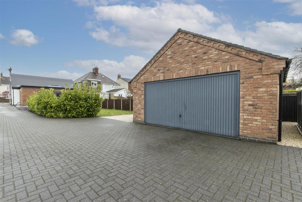 Moor Lane, Bolsover, Chesterfield 3 bed detached bungalow for sale £