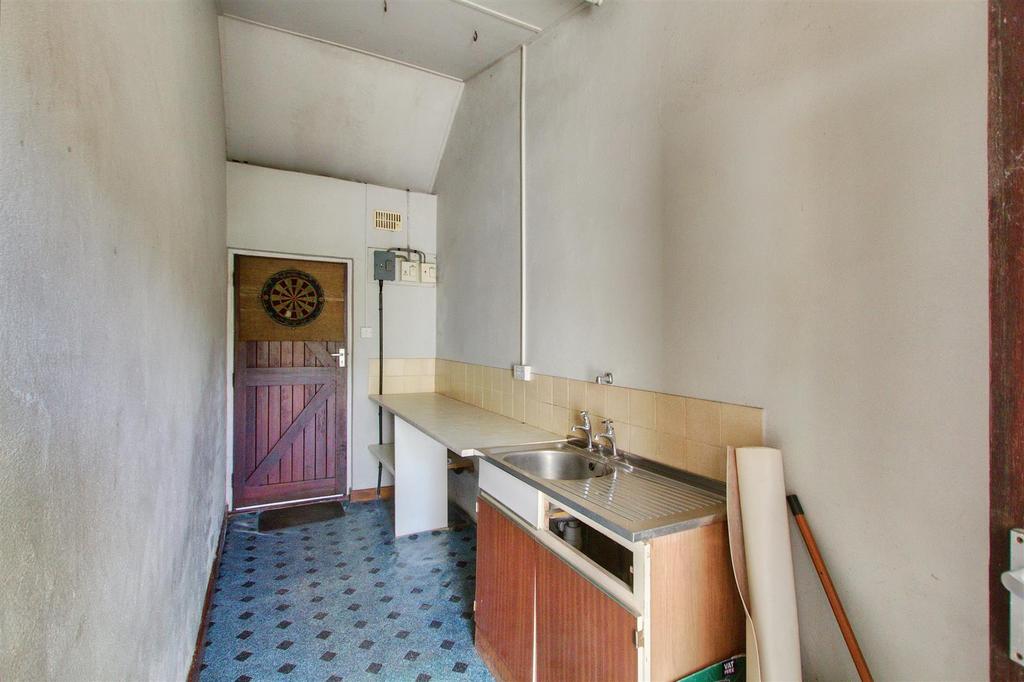 Side utility room