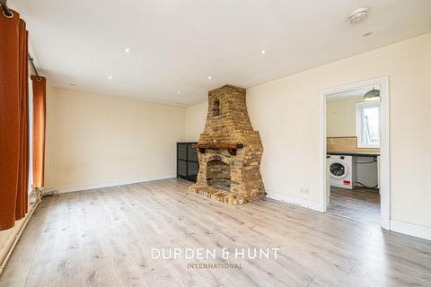 11 Ravensbourne Crescent, Romford, RM3 0UD