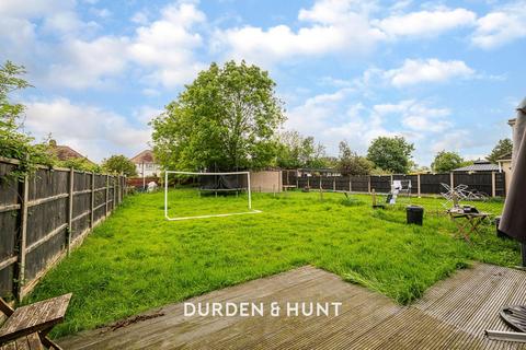 11 Ravensbourne Crescent, Romford, RM3 0UD