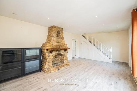 11 Ravensbourne Crescent, Romford, RM3 0UD