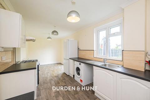 11 Ravensbourne Crescent, Romford, RM3 0UD