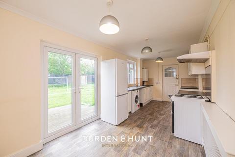 11 Ravensbourne Crescent, Romford, RM3 0UD