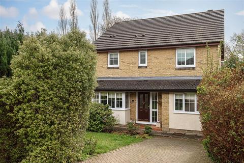 4 bedroom detached house to rent, Abinger Drive, Redhill