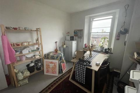Studio to rent, Top Floor flat Cotham Park,