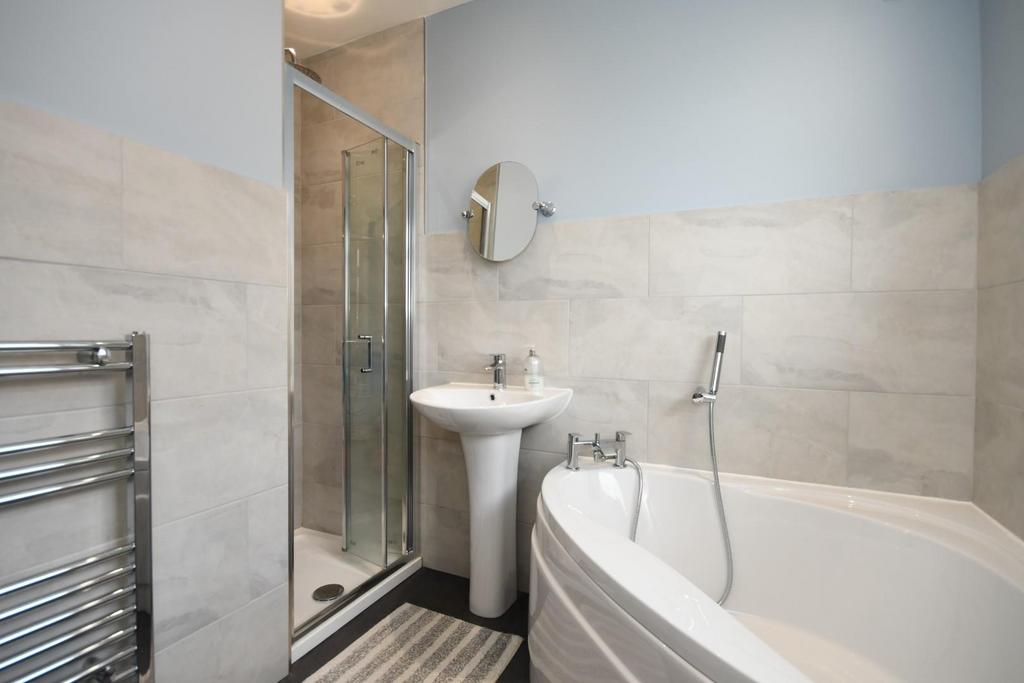 Bathroom 02.jpg