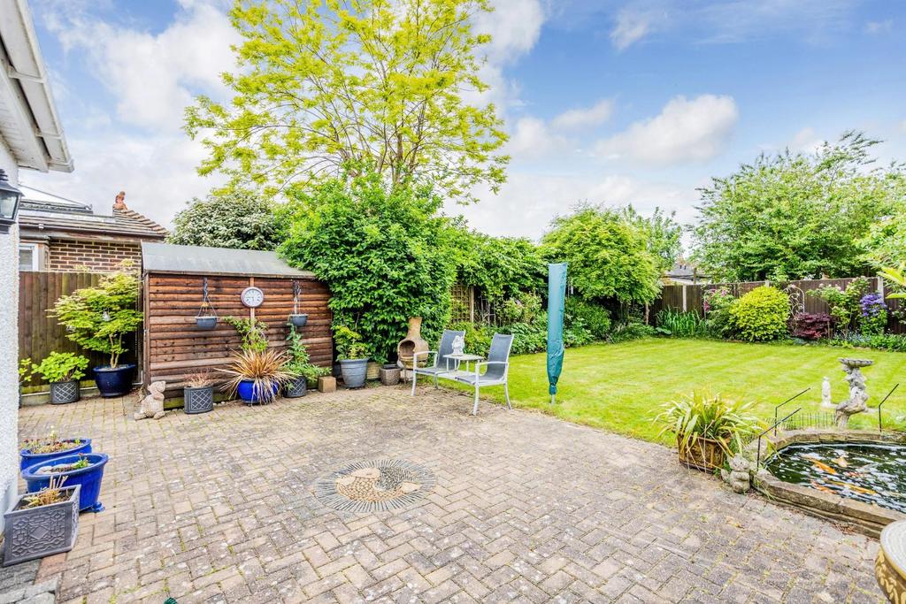 Newbury Gardens, Stoneleigh 3 bed detached bungalow for sale £700,000