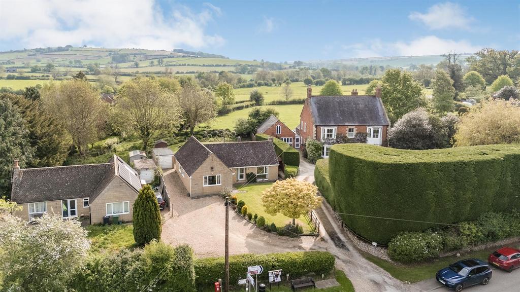 Stourton, ShipstonOnStour 3 bed detached bungalow for sale £550,000