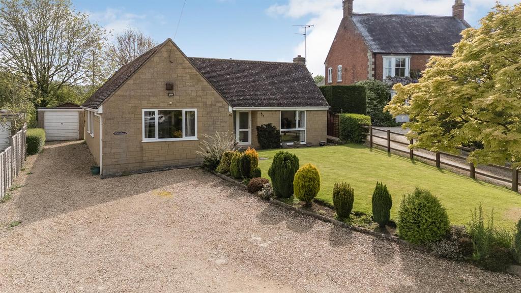 Stourton, ShipstonOnStour 3 bed detached bungalow for sale £550,000